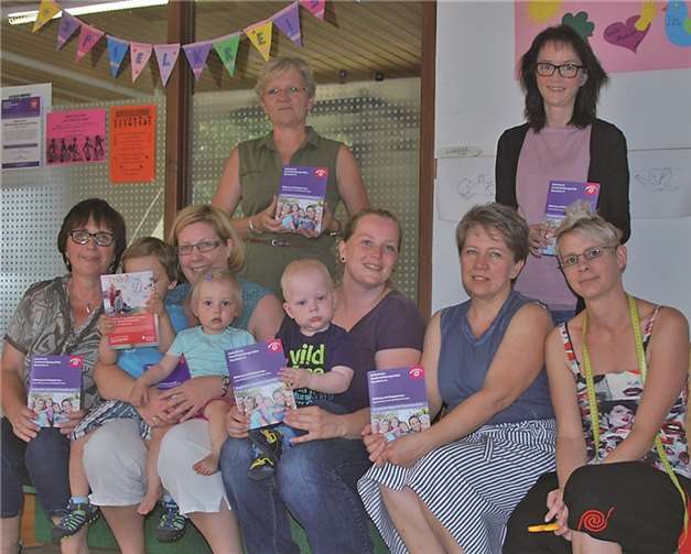 Nina Maurer, Ute Gilles-Adenauer, Kursleiterinnen und Teilnehmende freuen sich über das neue Programm.privat