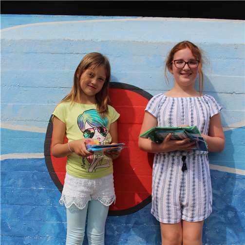 Nina R. (Platz 3) und Layla K. (Platz 1; v.l.) waren die strahlenden Sieger der Schule.  privat