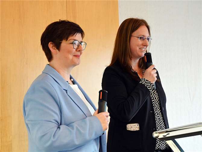 Nina Roßmann (l.) und Daniela Gedenk begrüßen die Teilnehmenden bei der Frühjahrstagung in der Landskroner Festhalle. Foto: Ralf Schumann / Kreisverwaltung Ahrweiler
