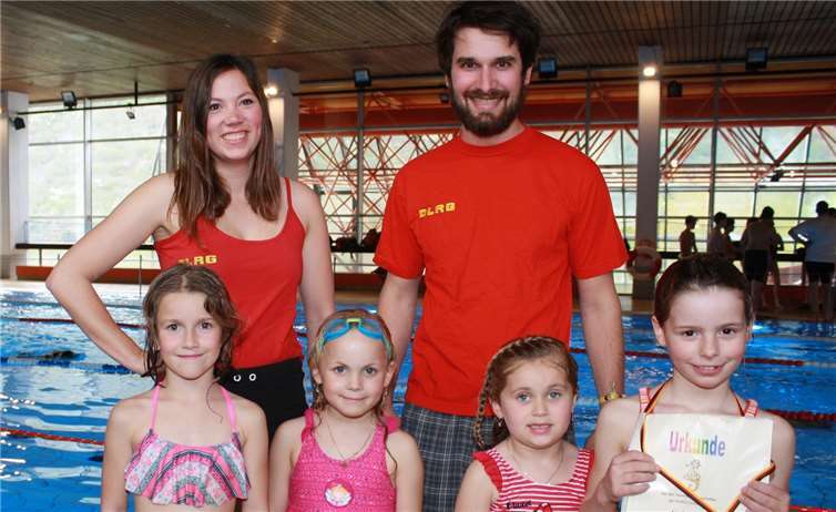 Nina Schneiders und Simon Schmitz betreuen als Jugendleiter den DLRG-Nachwuchs der Ortsgruppe Cochem und engagieren sich für Zusammenhalt und Gemeinschaftssinn. -TE-