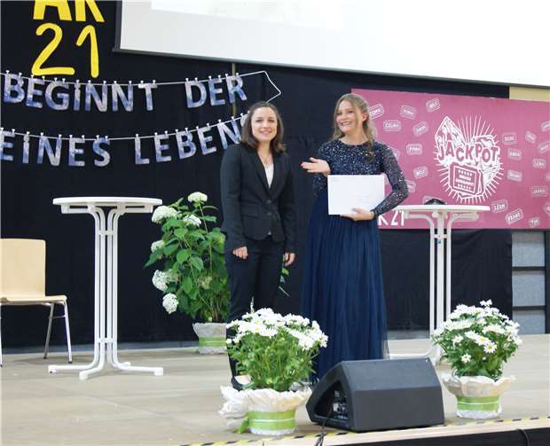 Nina Stripling erhielt für beispielhaften Einsatz für die Schulgemeinschaft die Urkunde der Bildungsministerin Dr. Stefanie Hubig.