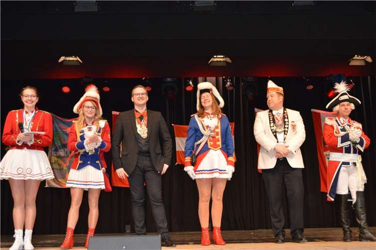 Nina Wiest (l.) als Leiterin des gesamtstädtischen Karneval begrüßt die Vertreter der teilnehmenden Vereine: v.l: Lisa Sowa (Stadtsoldaten/Prinzengarde Kripp), Tobias Sulzer (KG Remagen), Tanja Patella (Stadtsoldaten Remagen), Michael Meyer (KG Oedingen) und Dominik Bongard (Hafengarde Oberwinter).