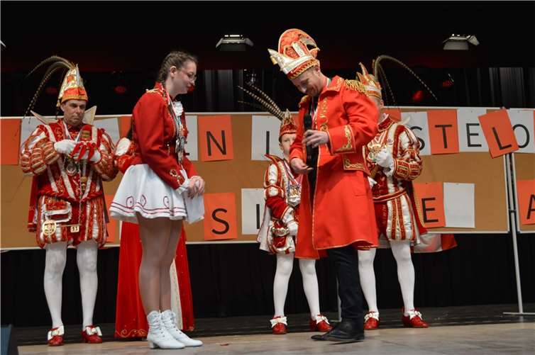 Nina Wiest wird von Bürgermeister Ingendahl für ihr Engagement für den gesamtstädtischen Karneval ausgezeichnet.