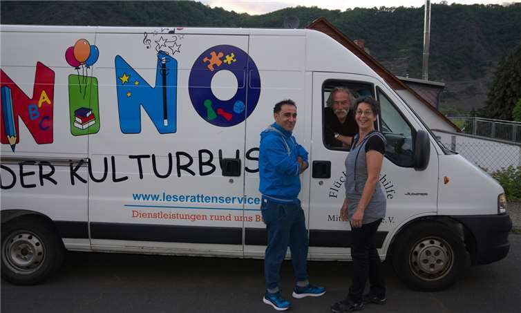 Nino - der Kulturbus fährt mit musik- und literaturpädagogischen Angeboten zu Flüchtlingskindern in ländliche Regionen.privat