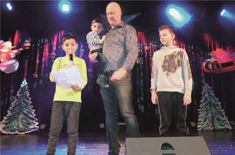 Nino und Noe würdigten in Begleitung des Beigeordneten Frank Post sowie ihres kleinen Bruders Nevio die Künste ihrer Mama Nela Guerreiro-Seiler und deren Tanzschwestern der Gruppe Mennijer Mädche.