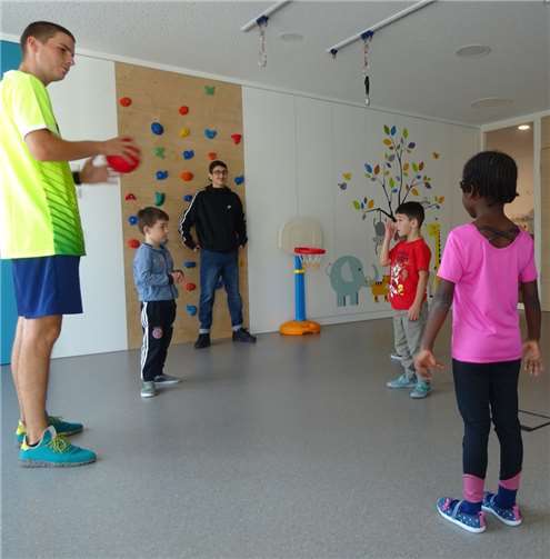 Nino und Samet mit den Lahneggskindern. Foto: Stadtverwaltung