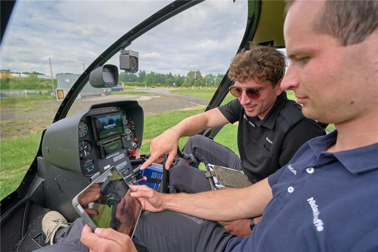 Noah Bach (links) und Niclas Hauffe besprechen die Flugroute, bevor sie vom Flugplatz Ailertchen aus zur Befliegung der Mittelspannungsleitungen starten