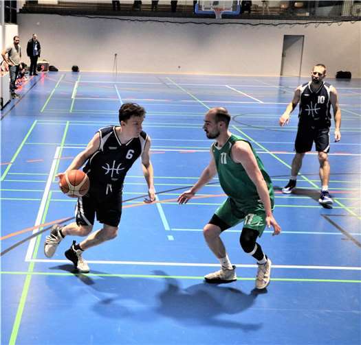 Noah Latic, Nr.6, will nach seiner Knieverletzung den Neustart wagen. Foto: Susanne Pötz