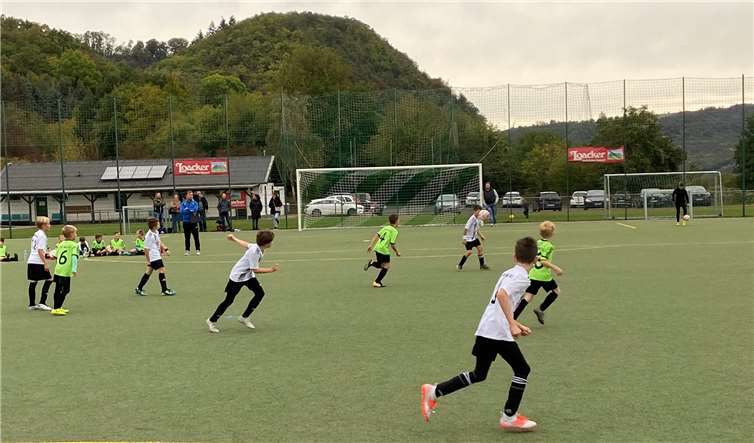 Noah Richter, David Satges und Nils Stallknecht in der Vorwärtsbewegung.