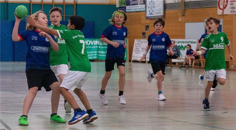 Noah Röther muss sich der engagierten Verteidigung der Mendiger erwehren, Emil Mannebach und André Gebhardt rücken nach. Foto: privat