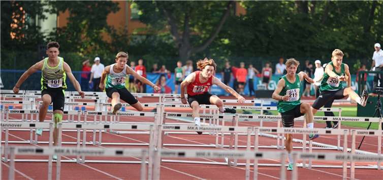 Noah Seibel (Dritter von rechts) ist der neue Deutsche Meister im M14-Neunkampf. Foto: privat