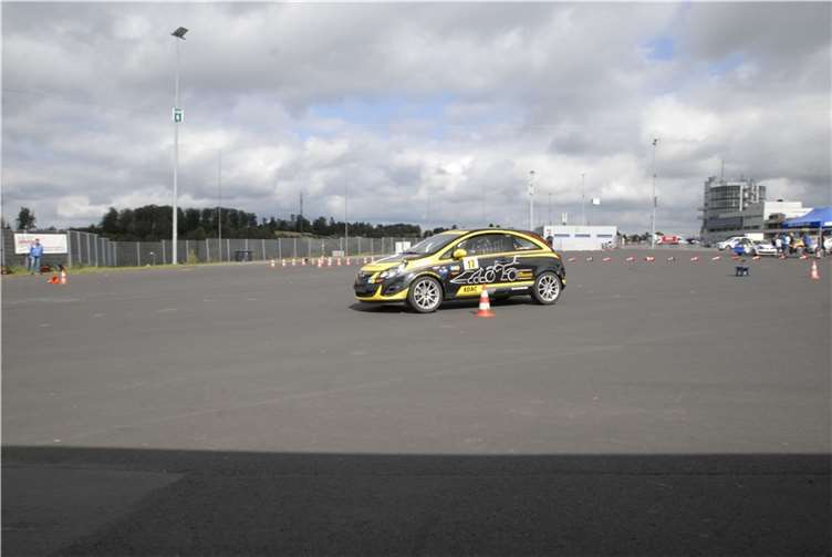 Noah Servos im Fahrzeug.