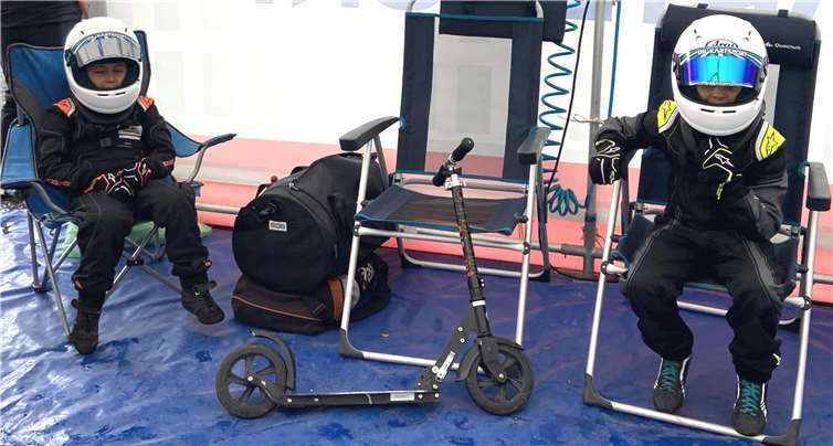 Noah und Mika Schmitt bei den Startvorbereitungen.Quellen: MSC Adenau