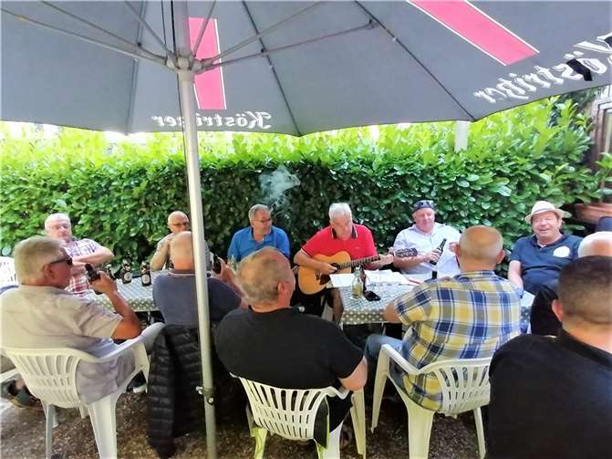 Nobbi Weber sorgte in seiner unnachahmlichen Art für allerbeste Stimmung.  Foto: Flensburger Freunde