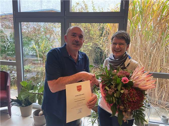 Noch-Bürgermeister Hilger verabschiedet „die gute Fee“, Elisabeth Müller mit einem herrlichen Blumenstrauß und einer Urkunde der Gemeinde Thür in den verdienten Ruhestand.  Foto: privat
