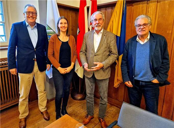 Noch-Stadtbürgermeister Hans Georg Faust (2.v.r.) eingerahmt vom ersten Beigeordneten, Helmut Muthers, der Leiterin des Modellprojektes smarte Region Linz, Karin Wessel und dem Beigeordneten Michael Schneider (v.l.).