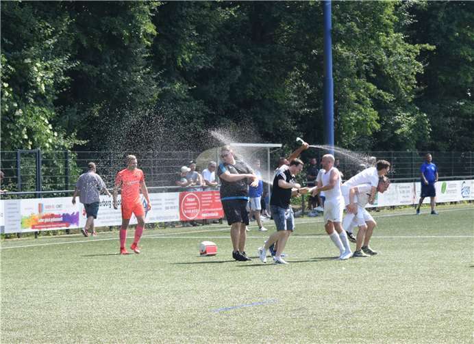 Noch auf dem Platz wurde der Aufstieg mit einer Wasserschlacht gefeiert. Foto: privat