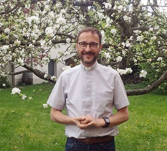 Noch befindet sich Pfarrer Jörg Meyrer in seiner Heimat - die Laufschuhe sind aber schon geschnürt. ROB