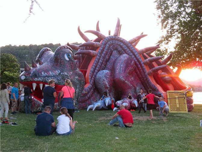 „Fest der 1000 Lichter“ erwies sich zum 52. Mal als Publikumsmagnet Noch bei Sonnenuntergang wurde der Feuerdrache von vielen Kindern zum Spielen genutzt.