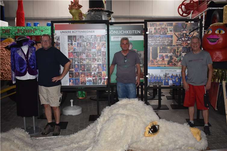 Noch bereitet Organisator Heinz Kuppler (links) mit seinem Team (Friedel Michels/Mitte und Rainer Werz/rechts) die Karnevals-Ausstellung in der vereinseigenen Wagenbauhalle vor. Am Sonntag, 18. Juli, werden die Ausstellungsstücke dann in der aufwendig hergerichteten Turnhalle erstmals dem Publikum präsentiert. Foto: Karnevalsvereinigung Nauort/Korzilius