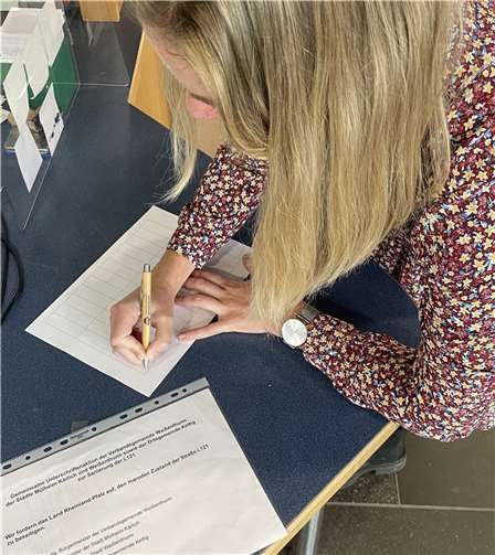 Noch bis Freitag, 27. Oktober haben Bürgerinnen und Bürger die Möglichkeit, sich an der Unterschriftenaktion zur Sanierung der L 121 zu beteiligen. Quelle: VG Weißenthurm