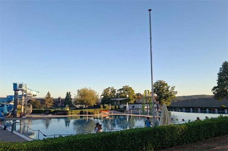 Noch bis einschließlich 6. September lädt das Lahnsteiner Freibad dazu ein, den Spätsommer beim Schwimmen unter freiem Himmel zu genießen. 
