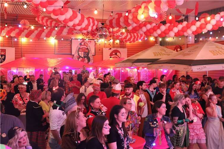 Noch bis in die frühen Morgenstunden feierten die Gäste der Night Fever Party Erpel.