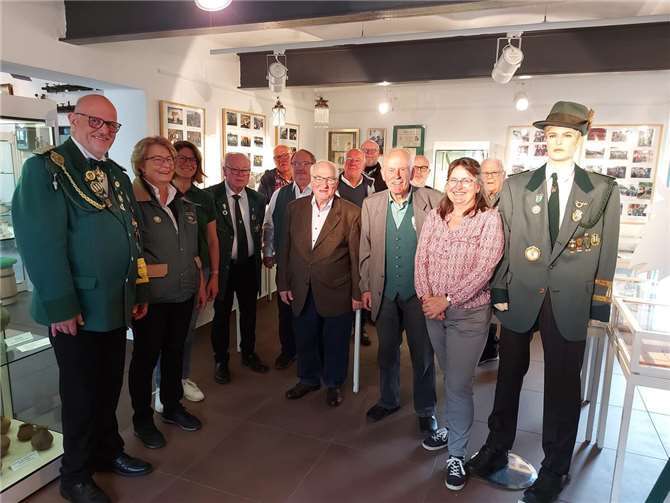 Ein Fest der Tradition und Gemeinschaft Noch bis zum 29. Juni kann man die eigens vom Verein organisierte Ausstellung zum Schützenwesen im Leutesdorfer Dorfmuseum sehen.