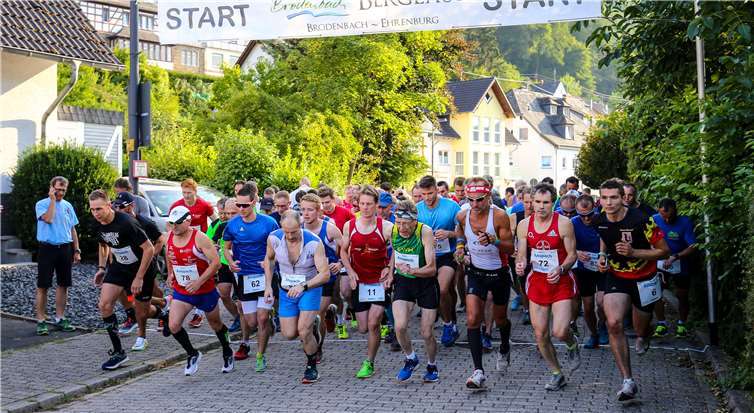 Noch dicht gedrängt ging es los und 95 Teilnehmer/innen starteten zum Berglauf.  Foto EP