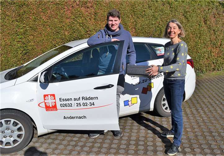 Noch ein kurzes Gespräch mit Margret Marxen-Ney, dann startet Simon Högner für „Essen auf Rädern“.Foto: E.T. Müller