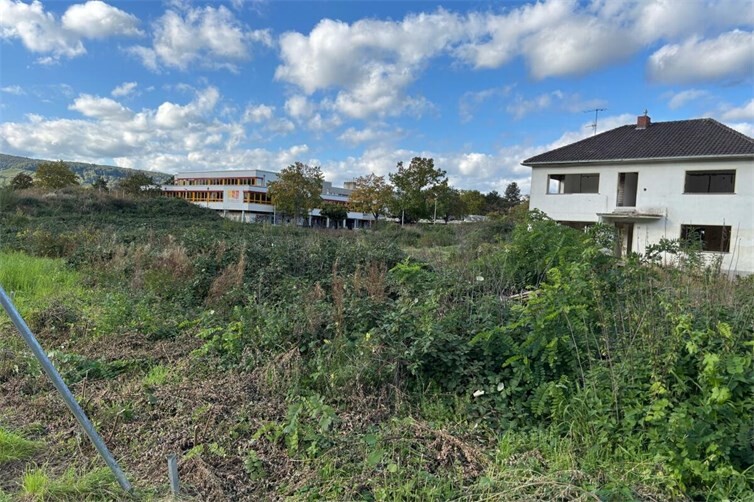Noch ein leeres Gelände mit Ruinen - bald schon mit bezahlbaren Wohnungen bebaut: St.-Pius-Straße Bad Neuenahr-Ahrweiler