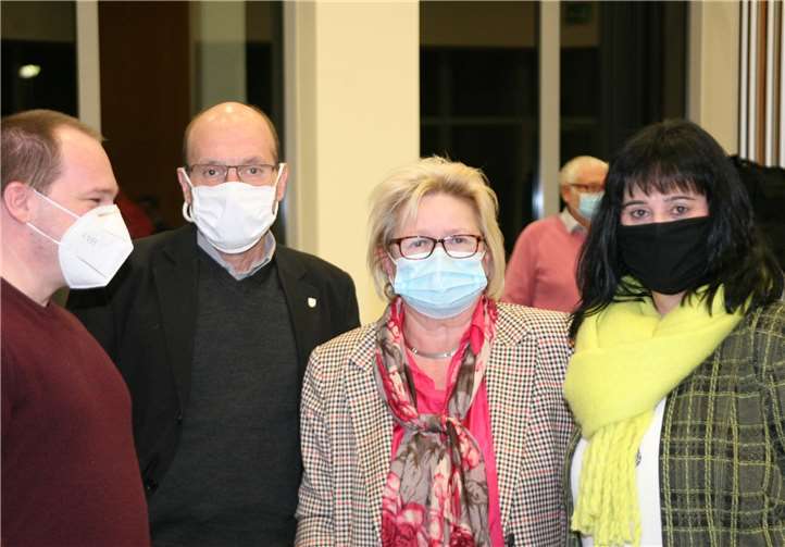 Noch ein neues Gesicht im Stadtrat, aber schon „eine alte Bekannte“. Gleichstellungsbeauftragte Marion Falterbaum (r.) ist neues Mitglied der CDU-Stadtratsfraktion und während einer Lüftungspause im überparteilichen Gespräch gleich „mitten im Geschehen“.