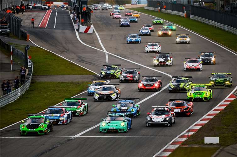 Noch einmal Rennaction auf der Kombination aus Grand-Prix-Strecke und Nordschleife in diesem Jahr: Die Nürburgring Langstrecken-Serie geht am 5. November zum letzten Rennen an den Start.  Foto: Jan Brucke / Nürburgring Langstrecken-Serie