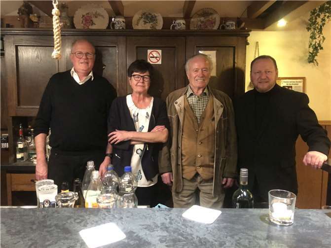 Noch einmal hinter der Theke: Uwe Fox, Elke Brenk-Fox, Theo Brenk und Bürgermeister Thorsten Kabuth (von links).  Foto: Antje Berger/eifelpresse.com