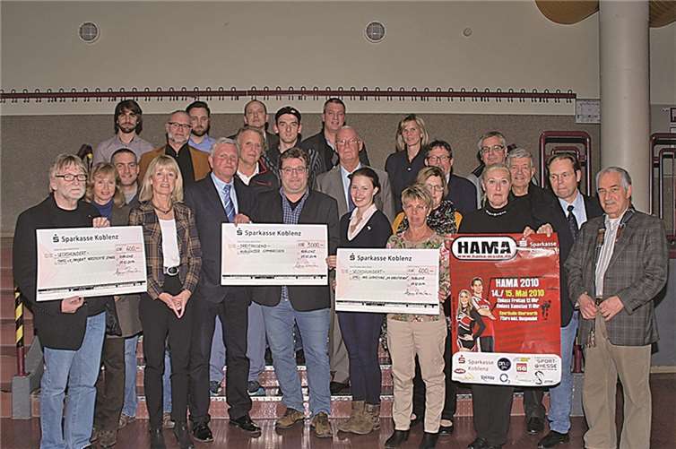 Noch einmal wurden drei symbolische Schecks aus der Ausschüttung an soziale Institutionen und zehn Schulen ausgegeben. US