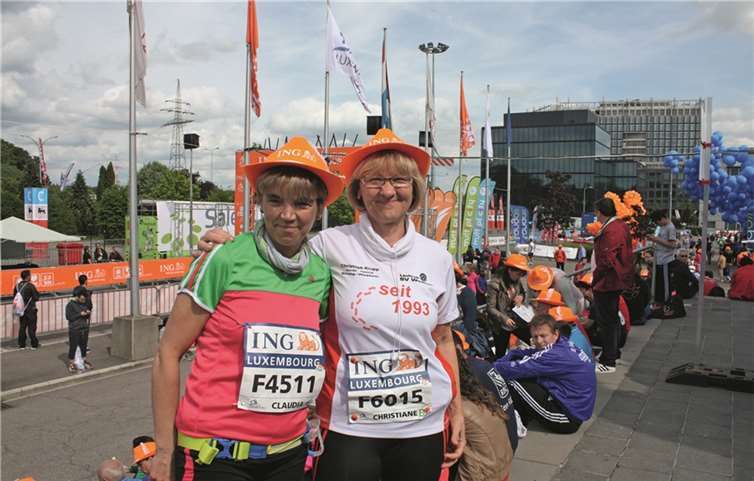 Luxemburg-Marathon ist immer etwas Besonderes Noch entspannt: Claudia Kaes und Christiane Gassen vom Lauftreff SV Westum im Startbereich.privat