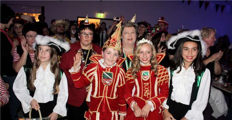 Noch etwas schüchtern wirkten Moritz I. und Lilli I.bei ihrem Einzug in den Bürgersaal. Fotos: DL