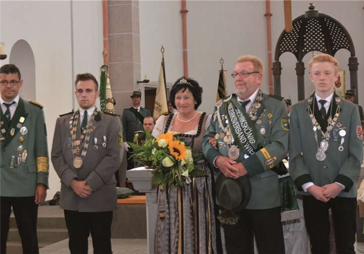 Noch etwas überrascht präsentieren sich die die neuen Majestäten des Bezirks Wied Marlies und Günter Becker (Mitte), flankiert von Bundesmeister Klaus Wittlich (von links), Jungschützenprinz Pascal Rosbach und Schülerprinz Jonas Prangenberg. Hans Hartenfels