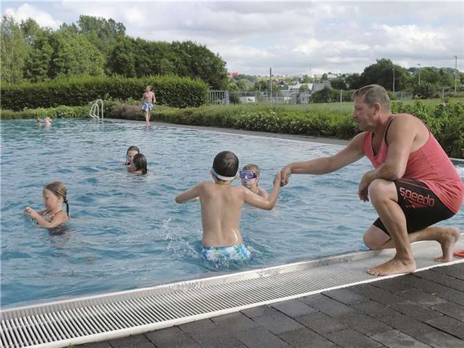 Noch etwas unsicher gibt die Hand des Schwimmmeisters doch mehr Sicherheit. privat
