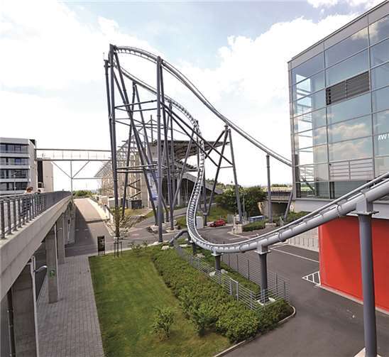 Noch fährt kein Wagen der Achterbahn, sie soll nach der Abnahme viele Gäste an die Rennstrecke locken