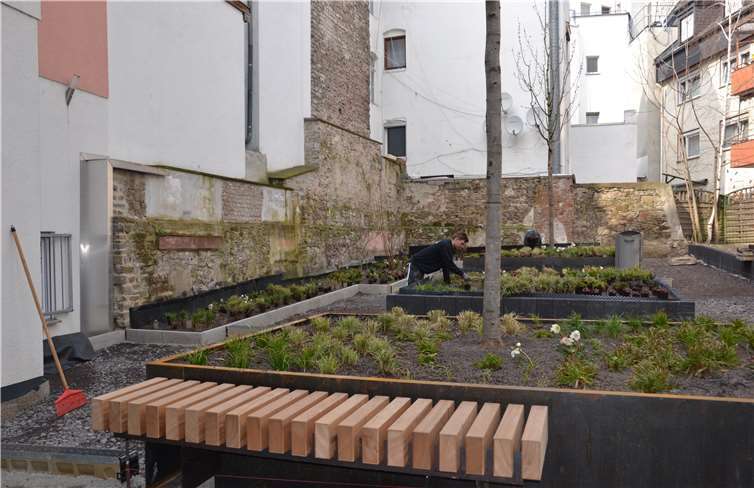 Neuer Innenhof in der Altstadt wird bepflanzt Noch fehlt der Bodenbelag, aber die Hochbeete im neuen Innenhof werden bereits mit Stauden bepflanzt.Foto: Stadt Koblenz