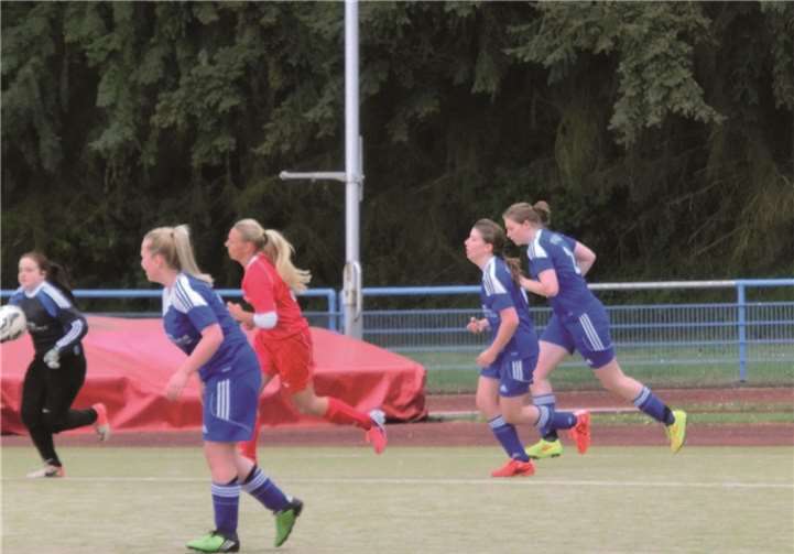 Noch flotter, als auf diesem im Ochtendunger Jakob-Vogt-Stadion beim Spiel gegen die Spvgg Cochem entstandenen Foto, waren die FSG-Mädels bei ihrem Spiel beim SV Niederwerth unterwegs.privat