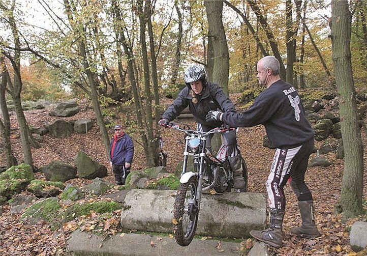 Noch geht es mit etwas Hilfe über das Hindernis. privat