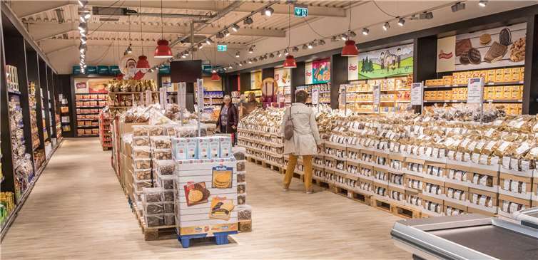 Noch größer und schöner präsentiert sich das Outlet von Griesson DeBeukelaer in Polch nach dem Umzug. Liebhaber süßer und salziger Knabbereien können sich hier zu Sonderpreisen eindecken. Aktuell lohnt sich der Einkauf besonders, denn es wartet bereits ein Gebäck- und Geschenksortiment für Advent und Weihnachten auf die Kunden. Foto: privat