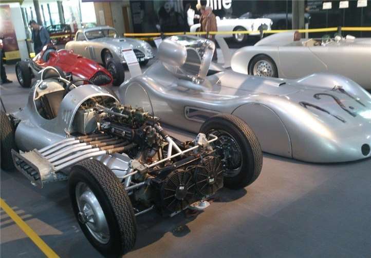 Noch heute beeindruckt die Stromlinientechnik der VERITAS-Rennwagen die Besucher. Die Stromlinienverkleidung (rechts) kann auf den Rennwagen montiert werden.