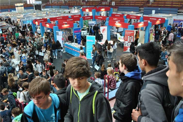 Noch heute und am 25. April bieten die „azubi & studientage“ in der Koblenzer Conlog-Arena auf dem Oberwerth Informationen zu Ausbildung und Beruf aus erster Hand.