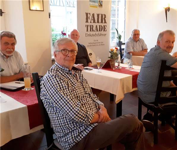 Noch im August war es möglich, dass sich die Mitglieder der Fair Trade Steuerungsgruppe Linz im Restaurant „Am Strünzerbrunnen“ trafen. Inzwischen werden die Zusammenkünfte ersetzt durch Videokonferenzen, so wie zuletzt am 16. November.Foto: Eine-Welt Linz e.V.