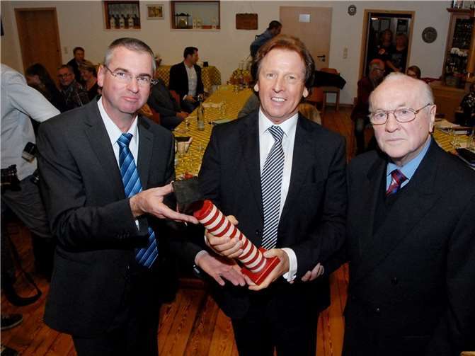 Noch im November 2016 wurde Herbert Doll (Mitte) vom Wirtschaftsforum Rengsdorf, vertreten durch den Vorsitzenden Michael Sterr (links) und Altbürgermeister Rolf Lück (rechts) für seine herausragenden unternehmerischen Leistungen geehrt. Jetzt gibt es Probleme mit dem Saunabetrieb Monte Mare in Rengsdorf.