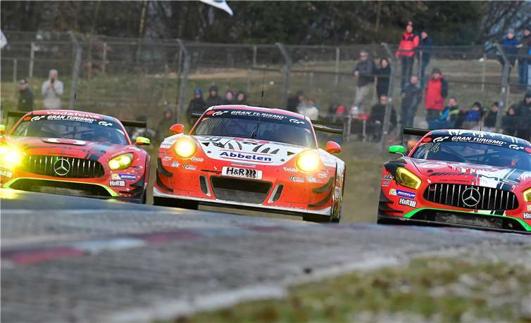 Noch in der letzten Runde begeisterten spannende Überholmanöver die Zuschauer. Das Foto zeigt den Angriff der beiden GetSpeed Mercedes AMG GT3 gegen den Frikadelli Porsche.Fotos: BURG