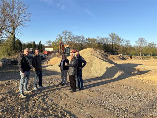 Noch in einem Baulager – bald auf einer Baustelle: SPD vor Ort auf dem TWIN-Gelände Bad Neuenahr. Foto: SPD/Werner Kasel